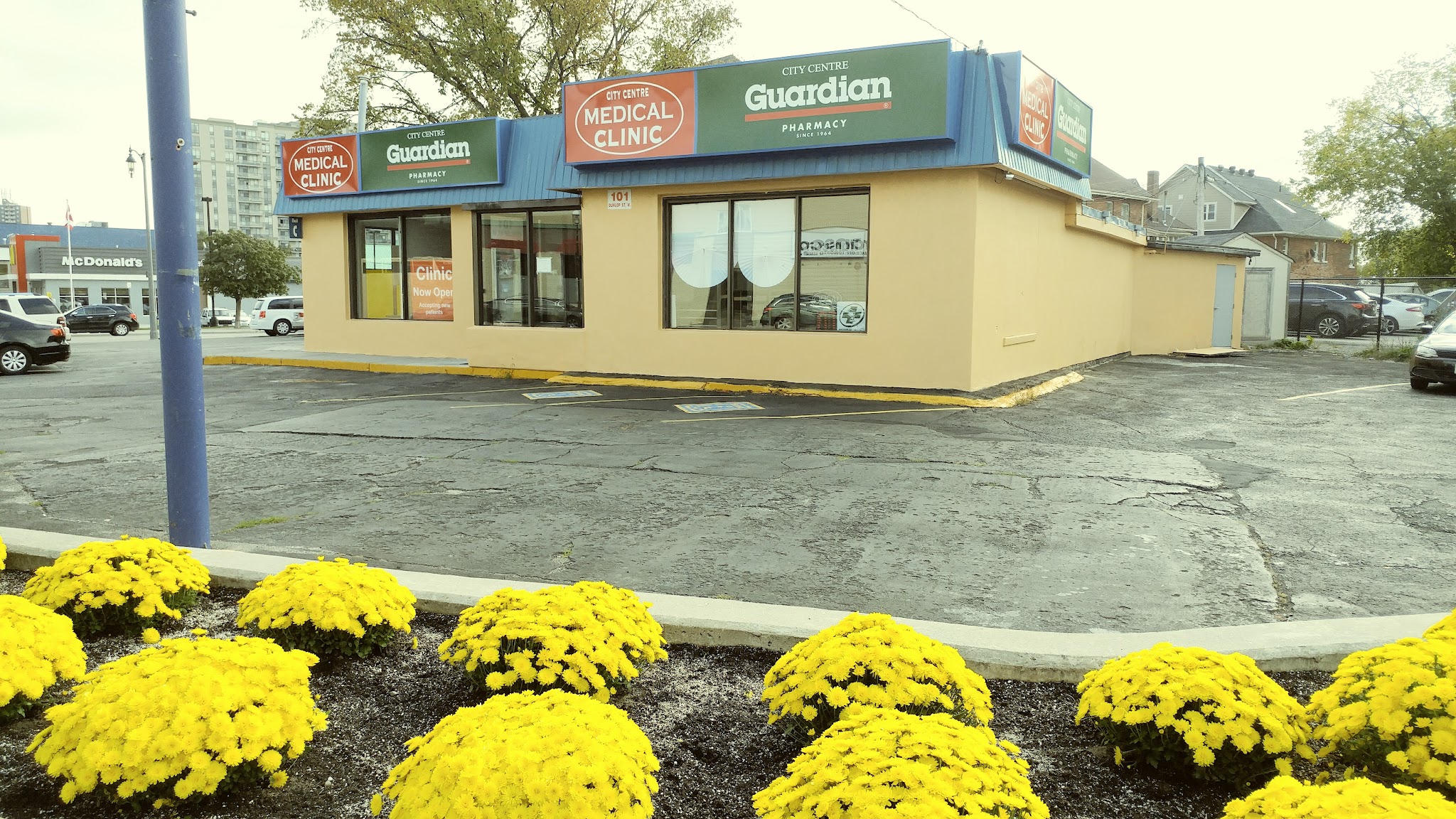 Exterior of Royal Simcoe Pharmacy and Medical Clinic in Barrie